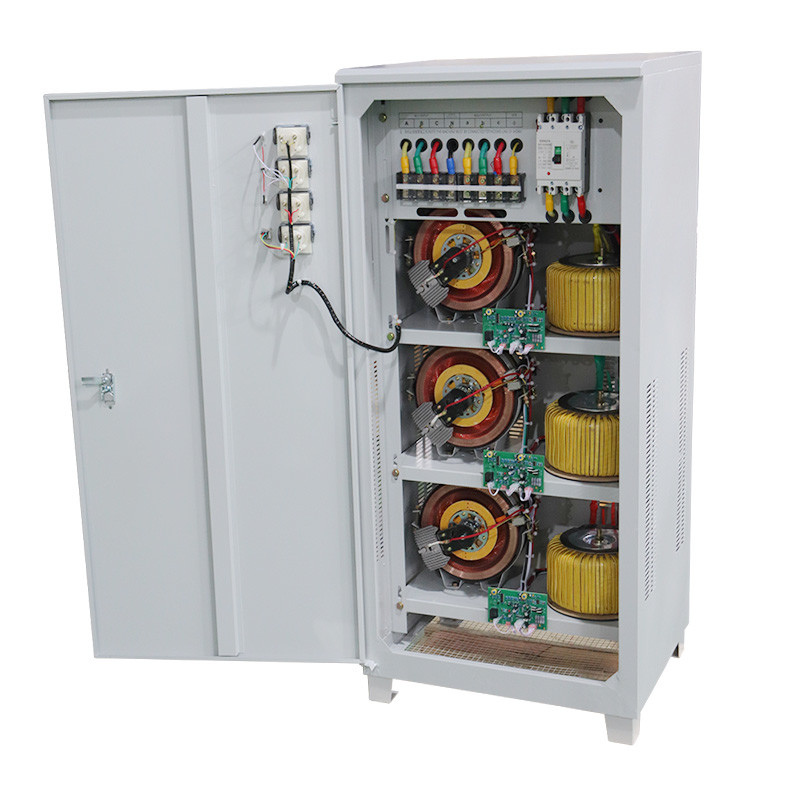 80KVA Estabilizador de tensión industrial de tres fases Regulador automático de tensión 380VAC 400VAC con servomotor